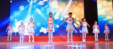Luannan County - 27 Ocak 2019: Sahne, Luannan County, Hebei Eyaleti, Çin 'de çocuk dans gösterisi