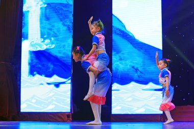 Luannan County - 27 Ocak 2019: Sahne, Luannan County, Hebei Eyaleti, Çin 'de çocuk dans gösterisi