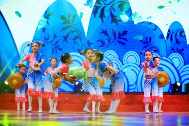 Luannan County - 27 Ocak 2019: Sahne, Luannan County, Hebei Eyaleti, Çin 'de çocuk dans gösterisi