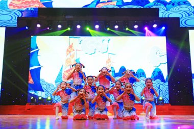 Luannan County - 27 Ocak 2019: Sahne, Luannan County, Hebei Eyaleti, Çin 'de çocuk dans gösterisi