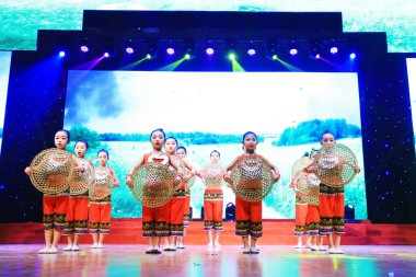 Luannan County - 27 Ocak 2019: Sahne, Luannan County, Hebei Eyaleti, Çin 'de çocuk dans gösterisi