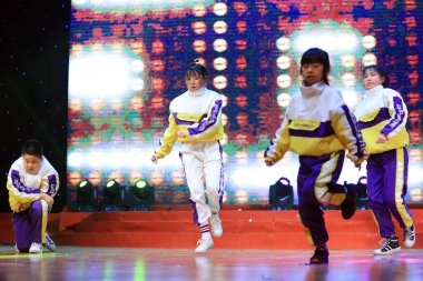 Luannan İlçesi - 27 Ocak 2019: Hebei Eyaleti, Çene Bölgesi, Luannan İlçesi 'nde çocuklar str-dans gösterisi