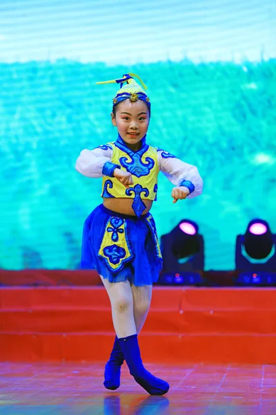 Luannan County - 26 Ocak 2019: Sahnede Çocuk Dansı Performansı, Luannan County, Hebei Eyaleti, Chin