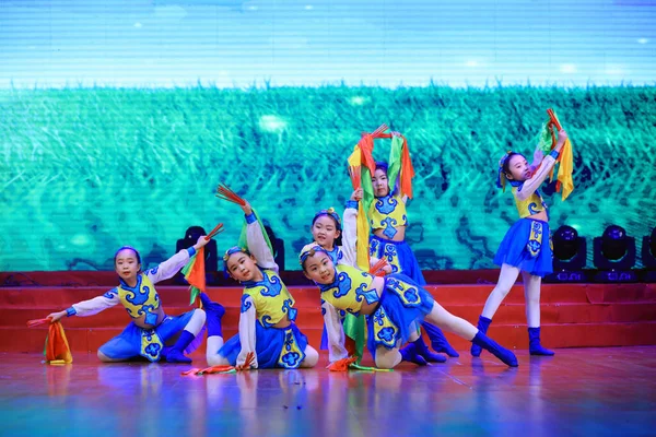 Luannan County - 26 Ocak 2019: Sahnede Çocuk Dansı Performansı, Luannan County, Hebei Eyaleti, Chin