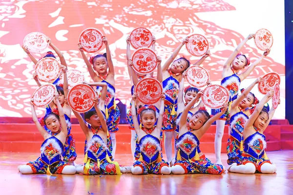 Luannan County - 26 Ocak 2019: Sahnede Çocuk Dansı Performansı, Luannan County, Hebei Eyaleti, Chin