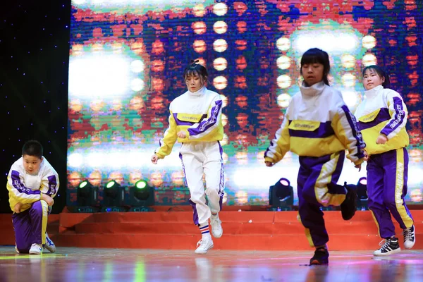 Luannan İlçesi - 27 Ocak 2019: Hebei Eyaleti, Çene Bölgesi, Luannan İlçesi 'nde çocuklar str-dans gösterisi