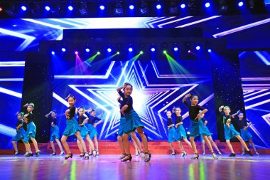 Luannan County - 27 Ocak 2019: Çocuklar Latin dansı gösterisi, Luannan County, Hebei Eyaleti, Çin