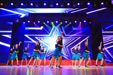 Luannan County - 27 Ocak 2019: Çocuklar Latin dansı gösterisi, Luannan County, Hebei Eyaleti, Çin