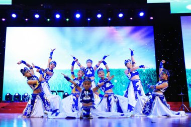 Luannan County - 27 Ocak 2019: Etnik azınlıkların dans gösterisi, Luannan County, Hebei Eyaleti, Çin