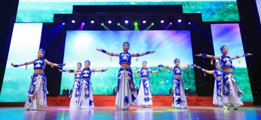 Luannan County - 27 Ocak 2019: Etnik azınlıkların dans gösterisi, Luannan County, Hebei Eyaleti, Çin