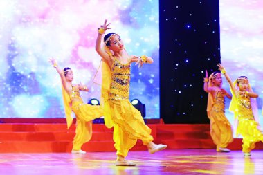 Luannan County - 27 Ocak 2019: Etnik azınlıkların dans gösterisi, Luannan County, Hebei Eyaleti, Çin