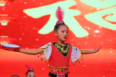 Luannan County - 29 Ocak 2019: Sahnede Çocuk Dansı Performansı, Luannan County, Hebei Eyaleti, Çin