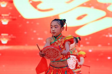 Luannan County - 29 Ocak 2019: Sahnede Çocuk Dansı Performansı, Luannan County, Hebei Eyaleti, Çin