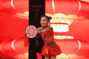 Luannan County - 29 Ocak 2019: Sahnede Çocuk Dansı Performansı, Luannan County, Hebei Eyaleti, Çin