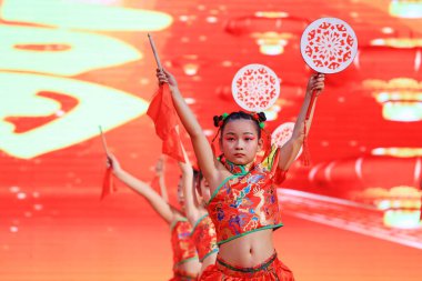 Luannan County - 29 Ocak 2019: Sahnede Çocuk Dansı Performansı, Luannan County, Hebei Eyaleti, Çin