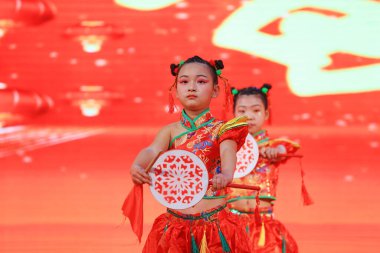 Luannan County - 29 Ocak 2019: Sahnede Çocuk Dansı Performansı, Luannan County, Hebei Eyaleti, Çin