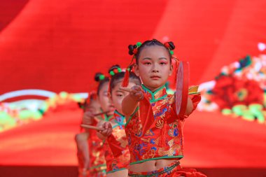 Luannan County - 29 Ocak 2019: Sahnede Çocuk Dansı Performansı, Luannan County, Hebei Eyaleti, Çin