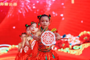 Luannan County - 29 Ocak 2019: Sahnede Çocuk Dansı Performansı, Luannan County, Hebei Eyaleti, Çin