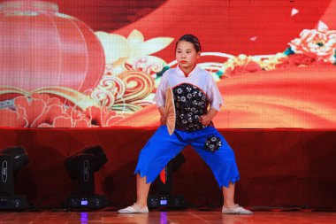 Luannan County - 29 Ocak 2019: Sahnede Çocuk Dansı Performansı, Luannan County, Hebei Eyaleti, Çin