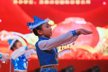 Luannan County - 29 Ocak 2019: Sahnede Çocuk Dansı Performansı, Luannan County, Hebei Eyaleti, Çin