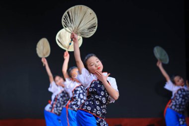 Luannan County - 29 Ocak 2019: Sahnede Çocuk Dansı Performansı, Luannan County, Hebei Eyaleti, Çin