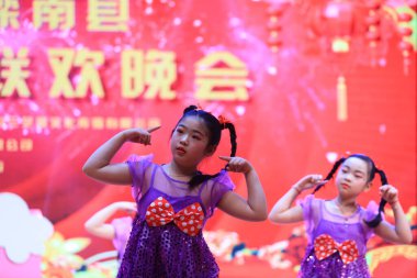 Luannan County - 29 Ocak 2019: Sahnede Çocuk Dansı Performansı, Luannan County, Hebei Eyaleti, Çin