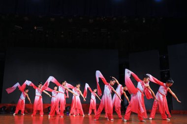 Luannan County - 29 Ocak 2019: Sahnede Çocuk Dansı Performansı, Luannan County, Hebei Eyaleti, Çin