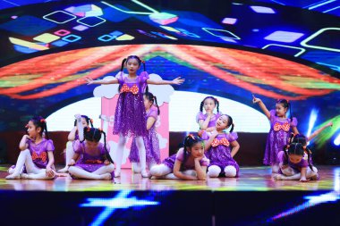 Luannan County - 29 Ocak 2019: Sahnede Çocuk Dansı Performansı, Luannan County, Hebei Eyaleti, Çin