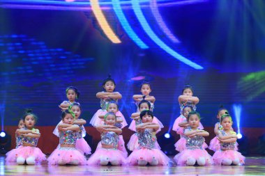 Luannan County - 29 Ocak 2019: Sahnede Çocuk Dansı Performansı, Luannan County, Hebei Eyaleti, Çin