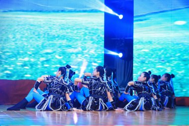 Luannan County - 29 Ocak 2019: Sahnede Çocuk Dansı Performansı, Luannan County, Hebei Eyaleti, Çin