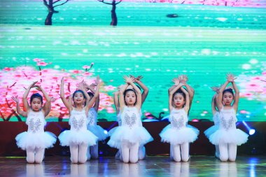 Luannan County - 29 Ocak 2019: Sahnede Çocuk Dansı Performansı, Luannan County, Hebei Eyaleti, Çin