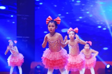 Luannan County - 29 Ocak 2019: Sahnede Çocuk Dansı Performansı, Luannan County, Hebei Eyaleti, Çin