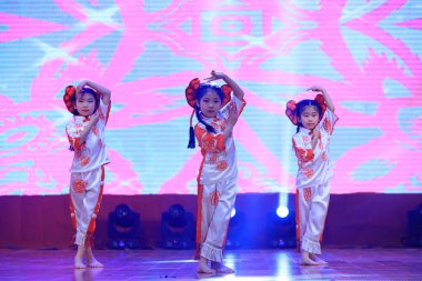 Luannan County - 29 Ocak 2019: Sahnede Çocuk Dansı Performansı, Luannan County, Hebei Eyaleti, Çin