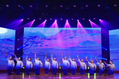 Luannan County - 29 Ocak 2019: Sahnede Çocuk Dansı Performansı, Luannan County, Hebei Eyaleti, Çin