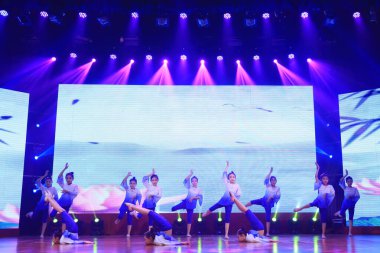 Luannan County - 29 Ocak 2019: Sahnede Çocuk Dansı Performansı, Luannan County, Hebei Eyaleti, Çin