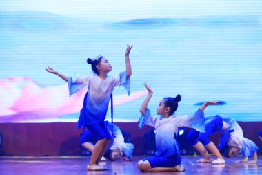Luannan County - 29 Ocak 2019: Sahnede Çocuk Dansı Performansı, Luannan County, Hebei Eyaleti, Çin
