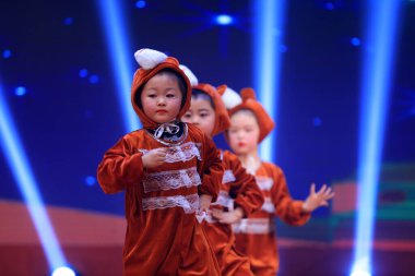Luannan County - 29 Ocak 2019: Sahnede Çocuk Dansı Performansı, Luannan County, Hebei Eyaleti, Çin