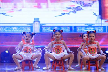 Luannan County - 29 Ocak 2019: Sahnede Çocuk Dansı Performansı, Luannan County, Hebei Eyaleti, Çin