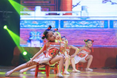 Luannan County - 29 Ocak 2019: Sahnede Çocuk Dansı Performansı, Luannan County, Hebei Eyaleti, Çin