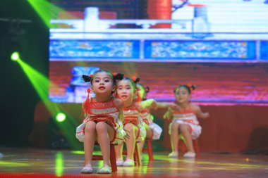 Luannan County - 29 Ocak 2019: Sahnede Çocuk Dansı Performansı, Luannan County, Hebei Eyaleti, Çin