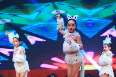 Luannan County - 29 Ocak 2019: Sahnede Çocuk Dansı Performansı, Luannan County, Hebei Eyaleti, Çin