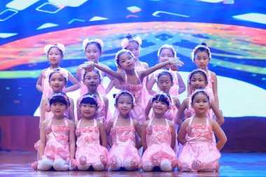 Luannan County - 29 Ocak 2019: Sahnede Çocuk Dansı Performansı, Luannan County, Hebei Eyaleti, Çin
