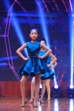 Luannan County - 29 Ocak 2019: Sahnede Çocuk Dansı Performansı, Luannan County, Hebei Eyaleti, Çin