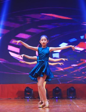 Luannan County - 29 Ocak 2019: Sahnede Çocuk Dansı Performansı, Luannan County, Hebei Eyaleti, Çin