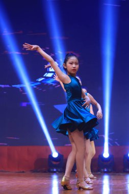 Luannan County - 29 Ocak 2019: Sahnede Çocuk Dansı Performansı, Luannan County, Hebei Eyaleti, Çin