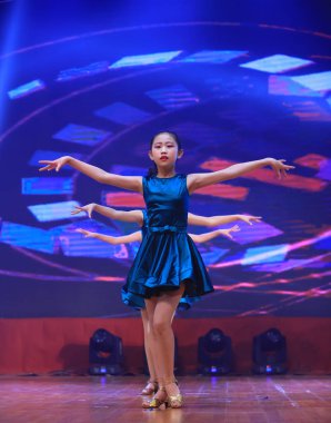 Luannan County - 29 Ocak 2019: Sahnede Çocuk Dansı Performansı, Luannan County, Hebei Eyaleti, Çin