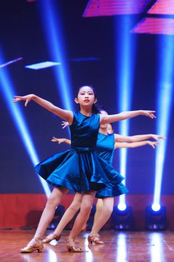 Luannan County - 29 Ocak 2019: Sahnede Çocuk Dansı Performansı, Luannan County, Hebei Eyaleti, Çin