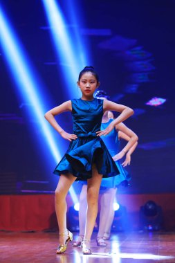 Luannan County - 29 Ocak 2019: Sahnede Çocuk Dansı Performansı, Luannan County, Hebei Eyaleti, Çin