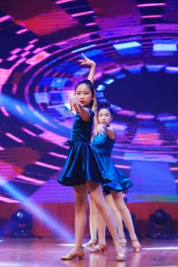 Luannan County - 29 Ocak 2019: Sahnede Çocuk Dansı Performansı, Luannan County, Hebei Eyaleti, Çin