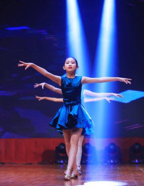 Luannan County - 29 Ocak 2019: Sahnede Çocuk Dansı Performansı, Luannan County, Hebei Eyaleti, Çin